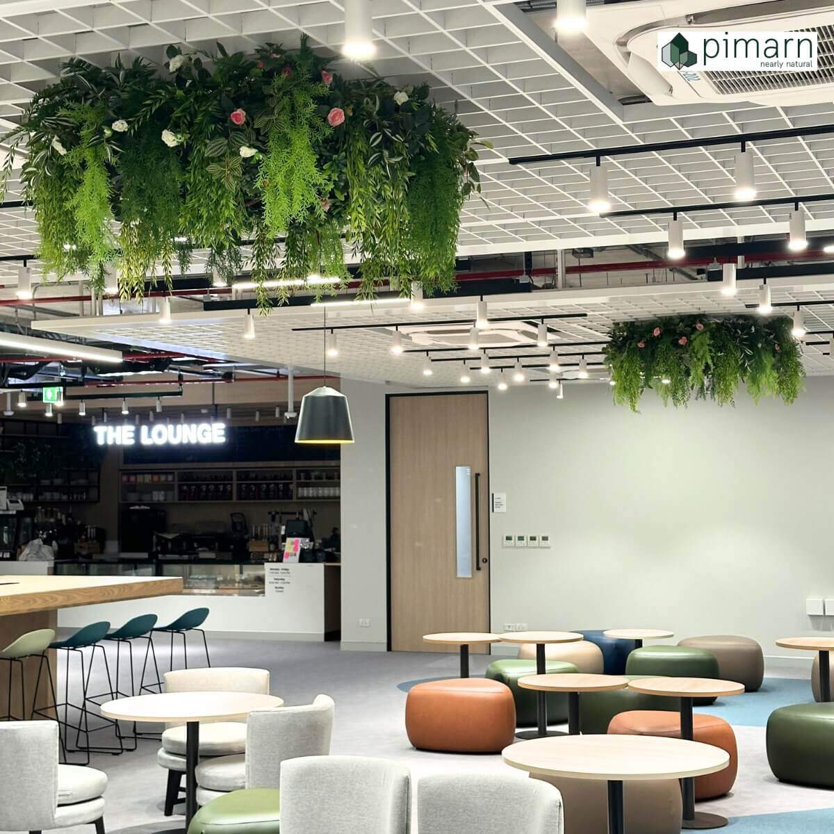 งานตกแต่งคาเฟ่ในโรงเรียน ด้วยไม้เลื้อยปลอมแซมดอกไม้