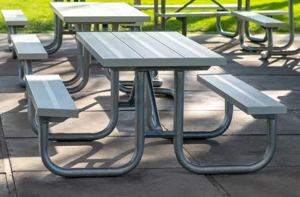 โต๊ะสนามเหล็กหรือพลาสติก แบบไหนเหมาะกับคุณมากกว่า