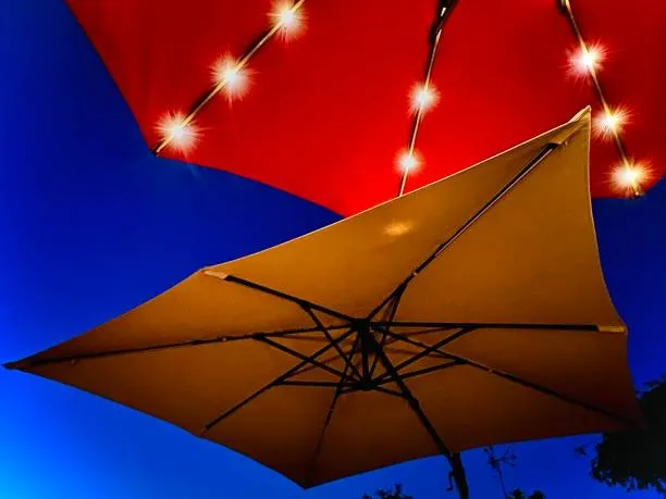 สร้างบรรยากาศสุดโรแมนติกในสวนของคุณด้วยร่มสนามสวยๆ พร้อมไฟ LED